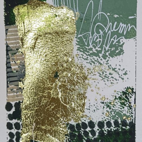 Carta artistica “Anima Viridis” di Martina Michelin – texture materica verde, segni bianchi e dettagli in foglia oro su fondo 11×16 cm.