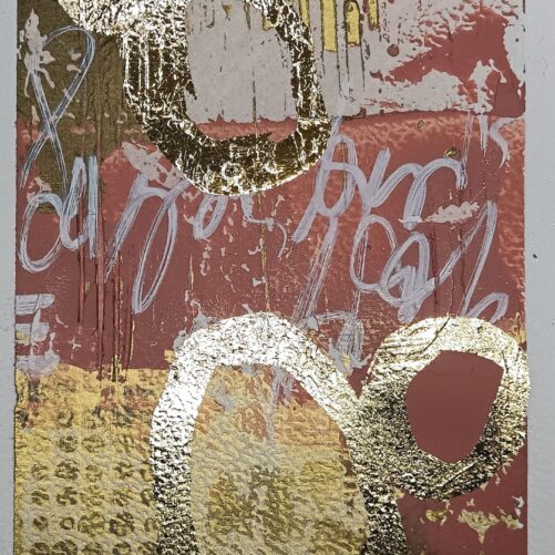 carta artistica preziosa 11×16 cm con texture rosa incarnato bronzo e oro, dettagli materici e segni dorati, opera originale MyOm Arte Grafica