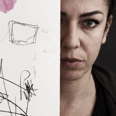 lo scarabocchio è al centro del metodo di pittura libero ed emozionale di martina michelin